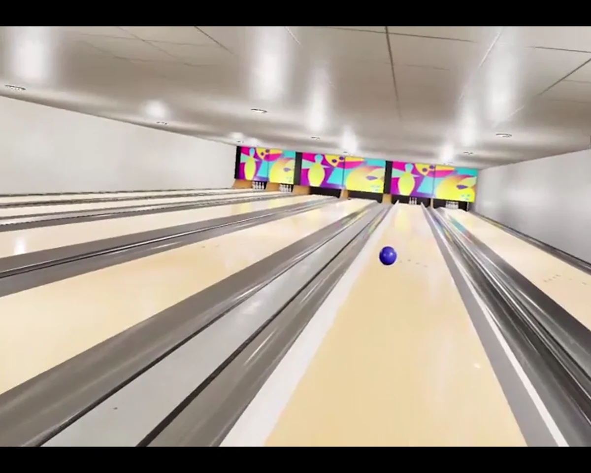 Spielszene aus VR Bowling mit Bowlingbahn und Pins